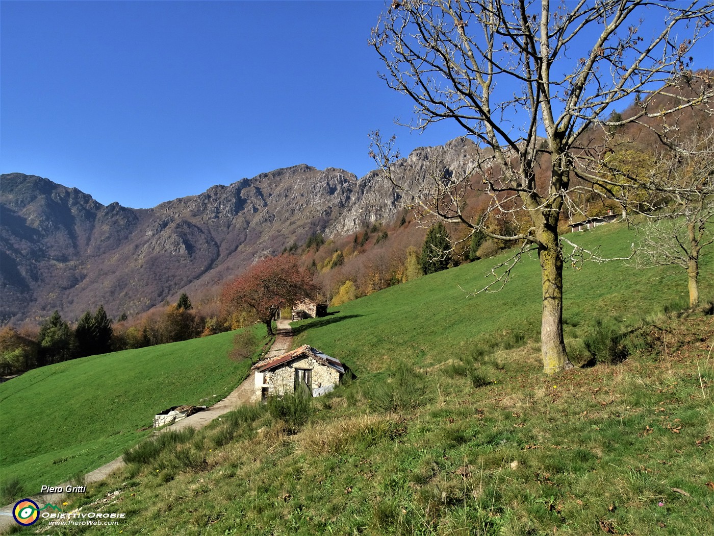 25 Lascio le cascine e riprendo a salire.JPG